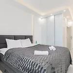 Karolkowa 28a - Luminous With Balcony By Renters Prestige Appartement *