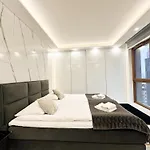 Karolkowa 28a - Luminous With Balcony By Renters Prestige Apartament *