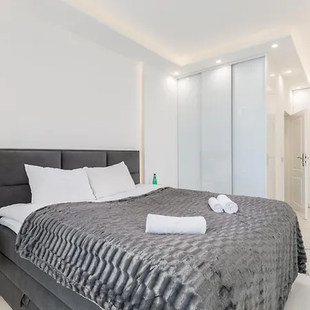 Karolkowa 28a - Luminous With Balcony By Renters Prestige Lägenhet *