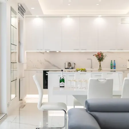 Karolkowa 28a - Luminous With Balcony By Renters Prestige